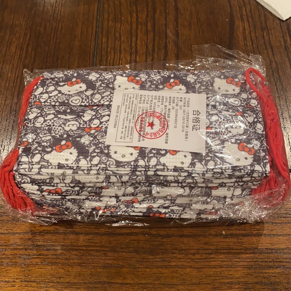 50 Pack of Hello Kitty Disposable Face Masks - Picture 2 of 3